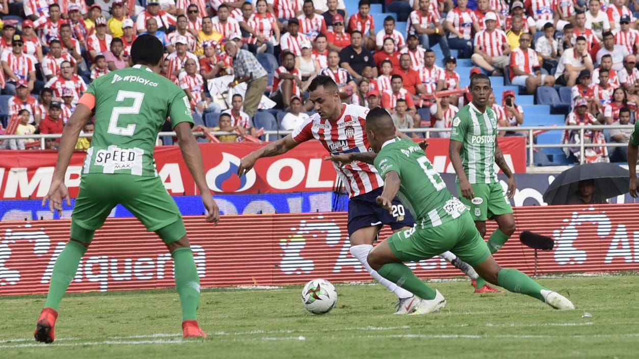 Marlon Piedrahita disputando el balón con Brayan Rovira.