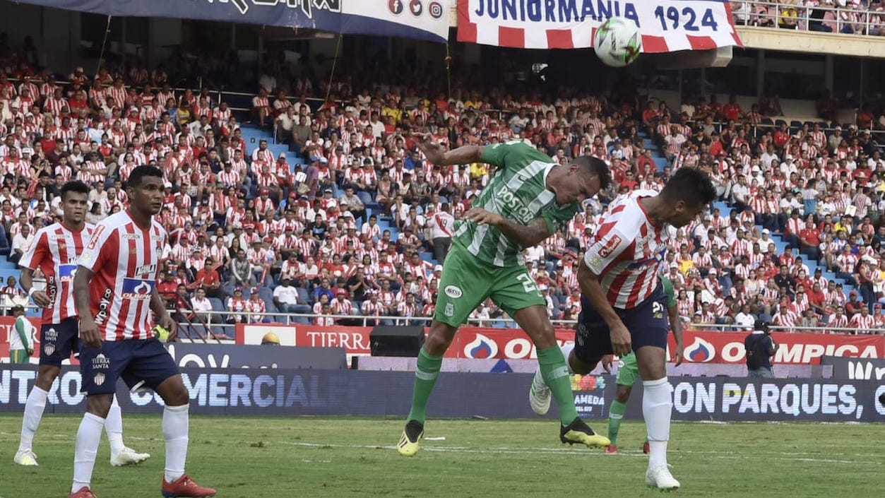 Teófilo Gutiérrez no alcanza con el remate aéreo.