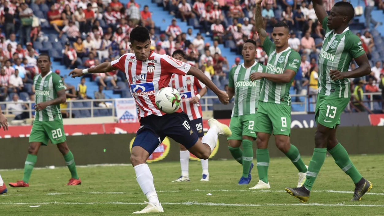Luis Díaz rematando al arco en jugada sancionada como fuera de lugar.
