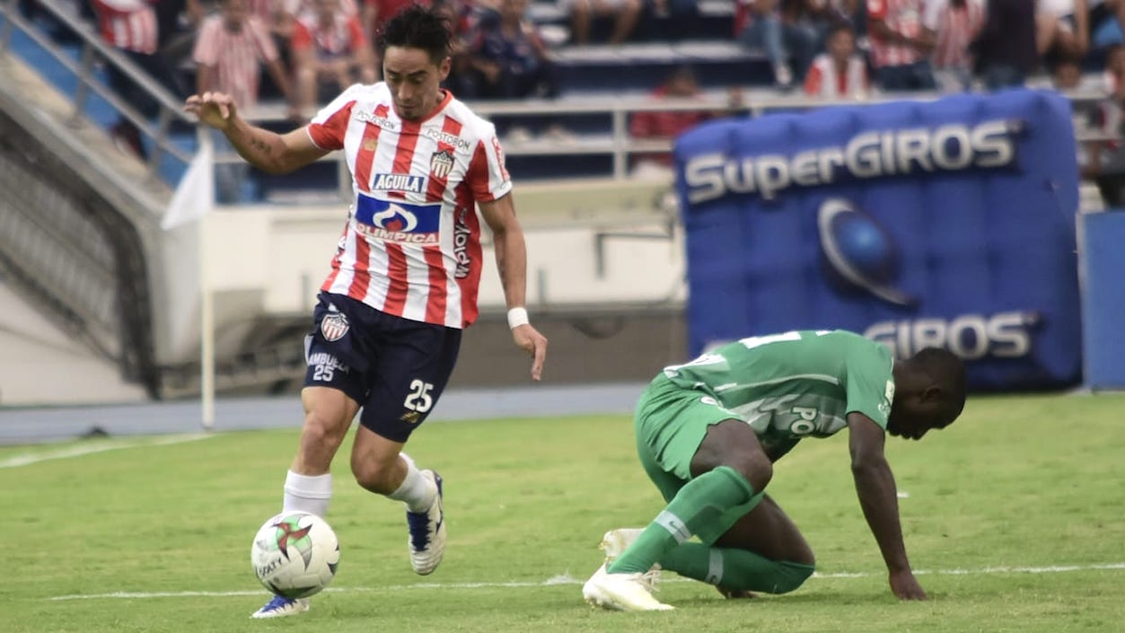 Fabián Sambueza en jugada de ataque juniorista.