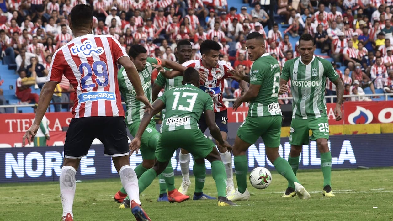 Luis Díaz acorralado por la marca de seis 'verdolagas'.