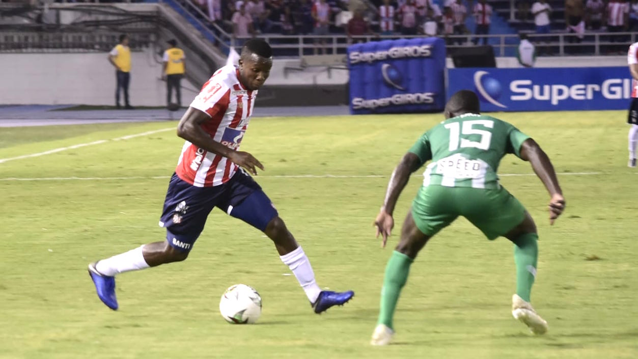 Daniel Moreno, quien ingresó en el segundo tiempo, enfrentando a Deiver Machado.