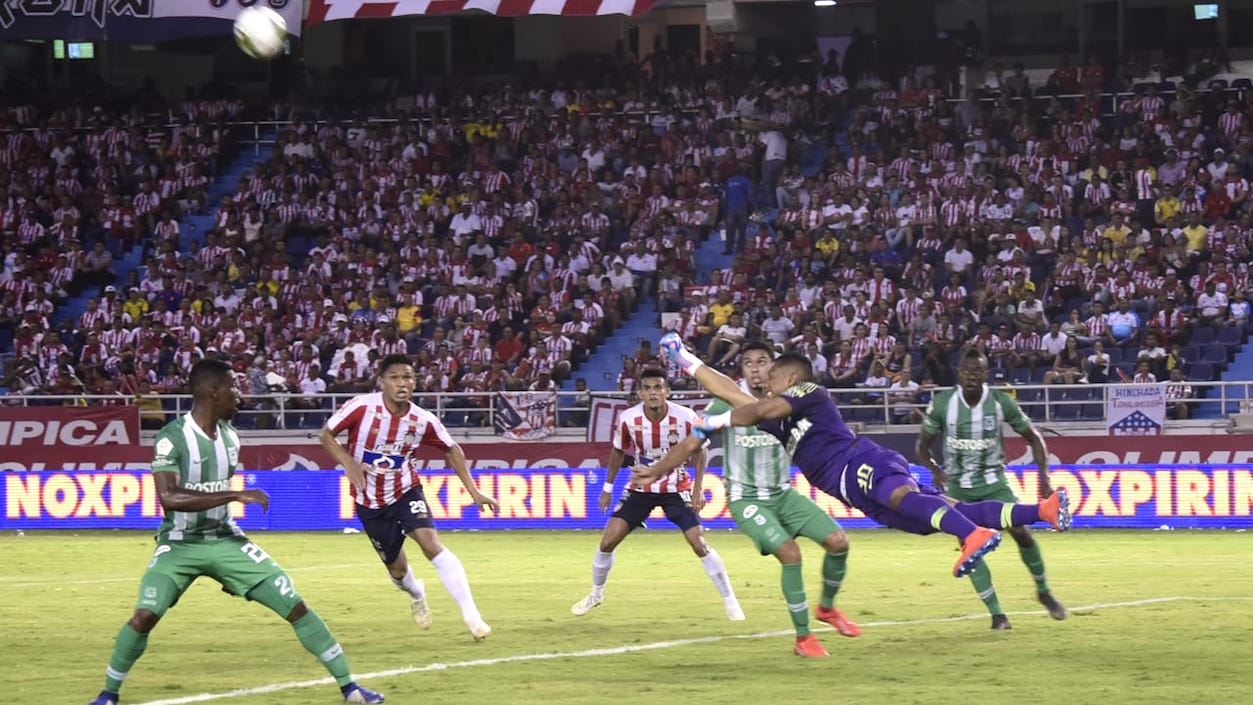 Espectacular despeje del arquero José Fernando Cuadrado.