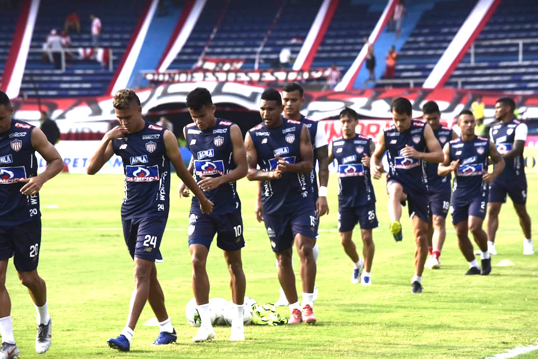Jugadores del Junior en el calentamiento previo al partido.