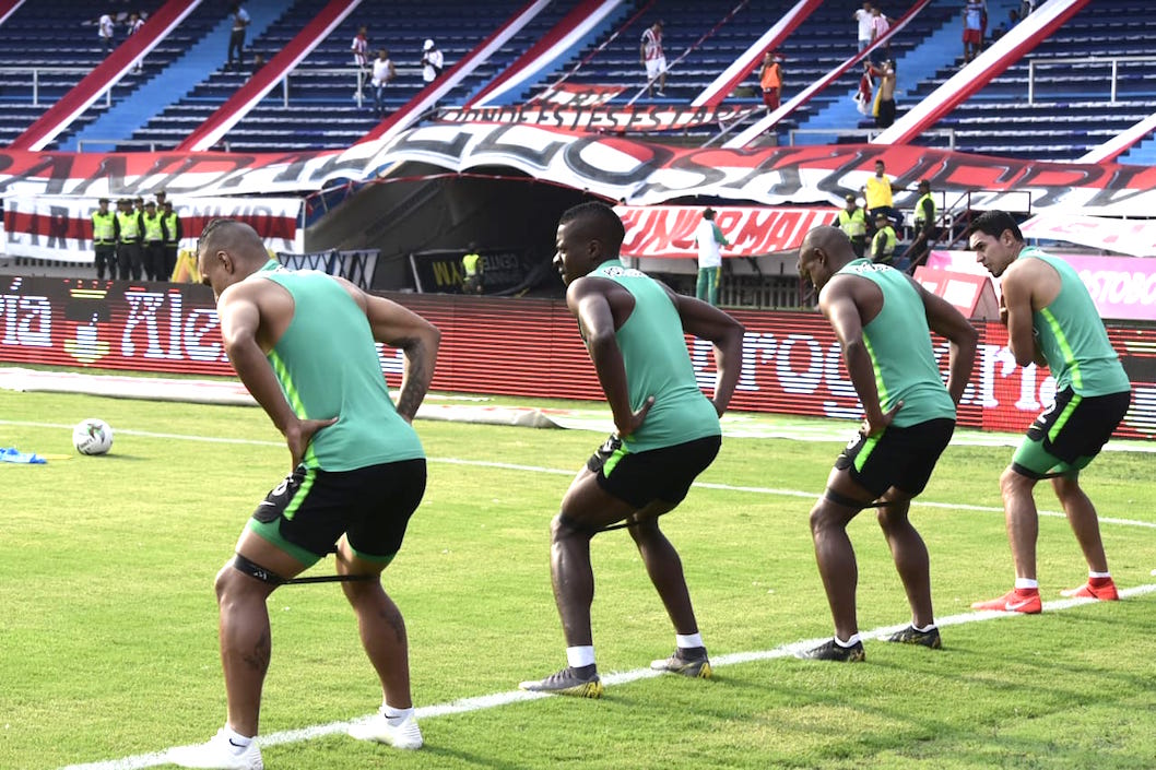 Jugadores del Atlético Nacional durante el calentamiento en el Metropolitano.