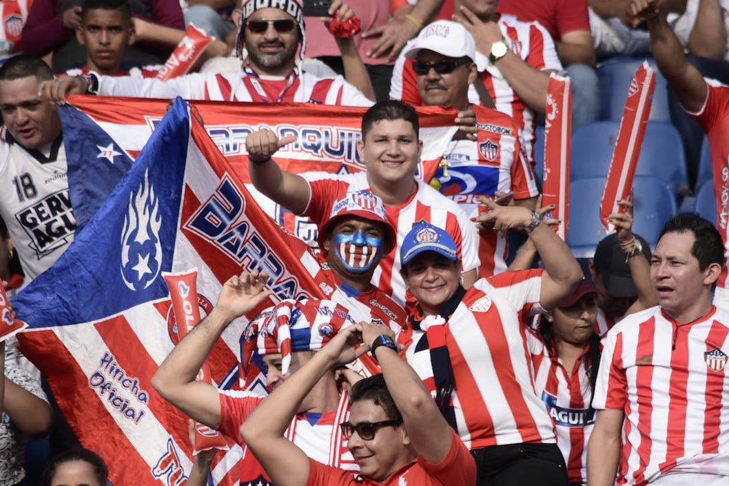 Junioristas apoyando en la tribuna.