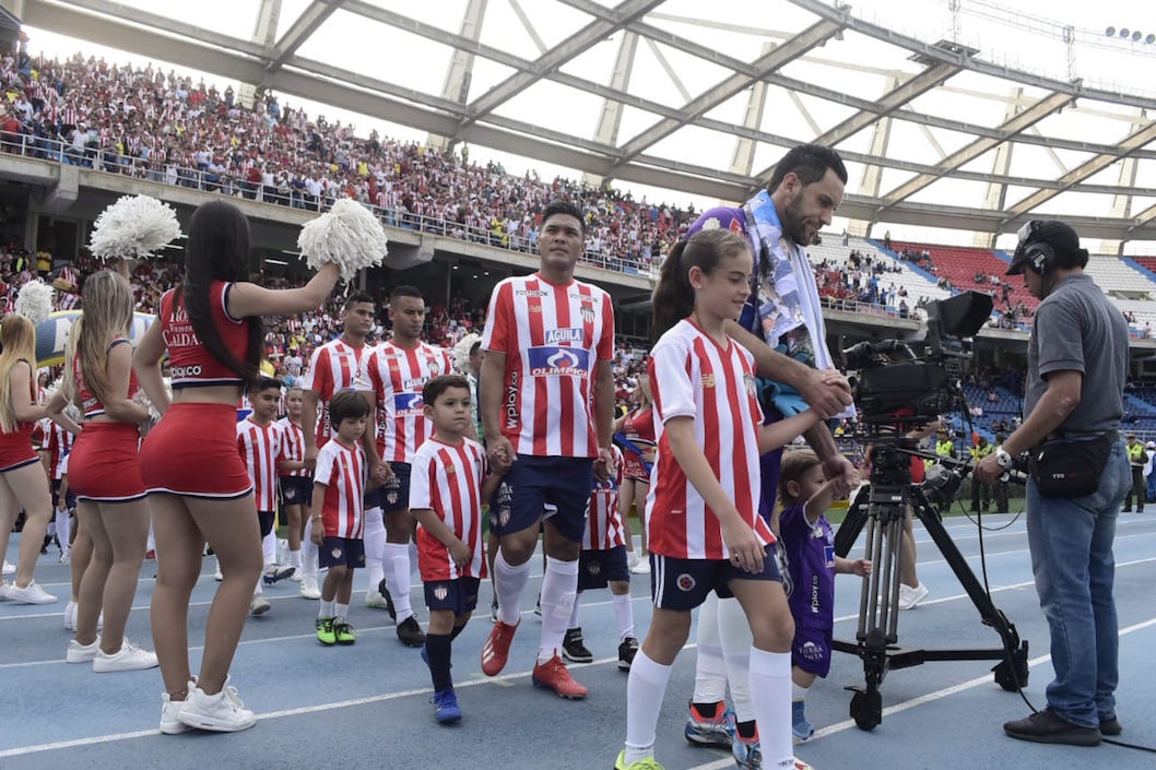 Salida de los 'tiburones' en el Metropolitano.
