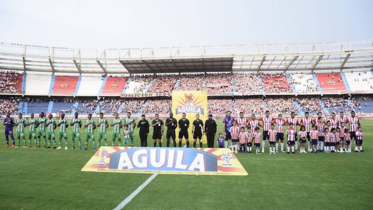 Los dos equipos durante los actos protocolarios.