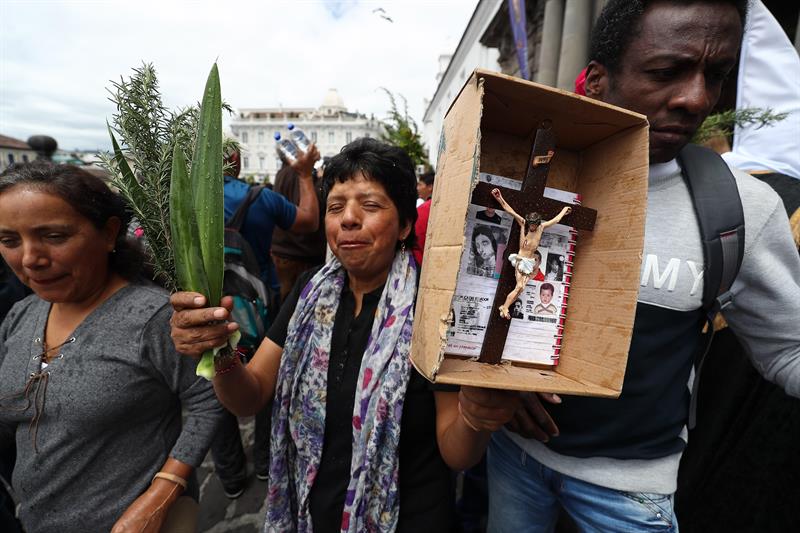 Fieles católicos participan en la procesión del Domingo de Ramos este domingo 14 de abril del 2019, por las calles del Centro Histórico de Quito.