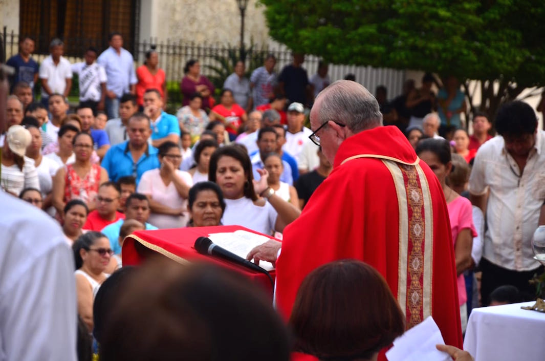 El Párroco Humberto Brum, oficiando la misma en la Iglesia San Antonio de Soledad.
