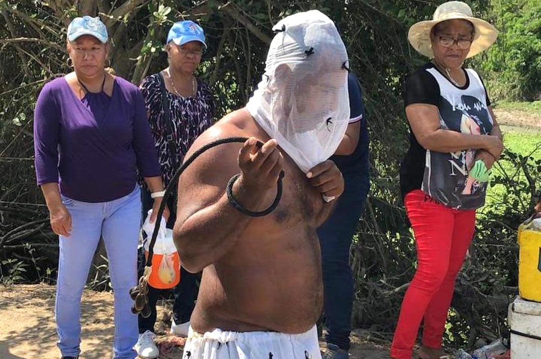 La flagelación en pleno recorrido, por parte de uno de los penitentes.