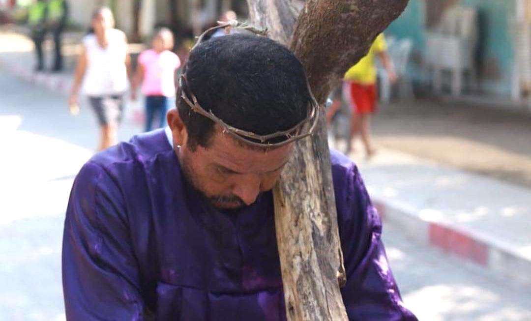 Vestido de Nazareno este penitente cumpliendo la "manda".