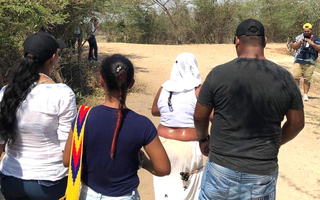 Familiares acompañan el recorrido de uno de los flagelantes.