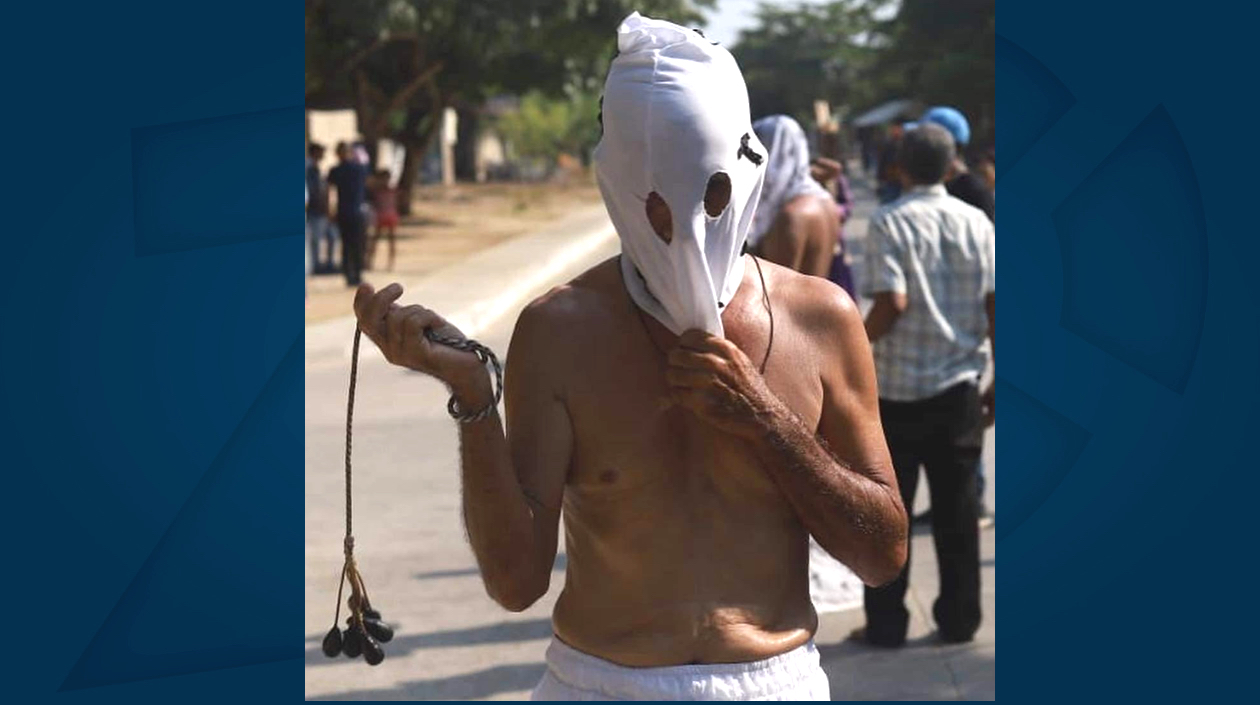 Cubriendo su rostro, otro de los penitentes de Santo Tomás.