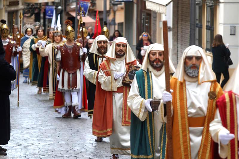 Los rostrillos, una especie de caretas que simbolizan a personajes bíblicos, desfilan este Viernes Santo por las calles de la localidad de Puente Genil (Córdoba - España) representando pasajes del Antiguo y del Nuevo Testamento.