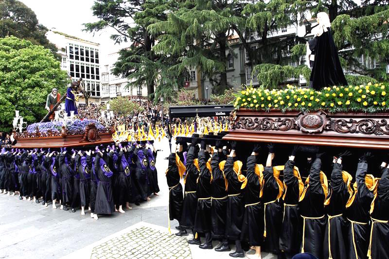 La procesión del Santo Encuentro de la Semana Santa congregó a miles de personas en la plaza de Amboage, este Viernes Santo en Ferrol, España.