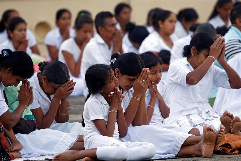 Budistas rezan en la antigua pero renovada Estupa de Mahiyanganaya este viernes en Mahiyanganaya, Sri Lanka.