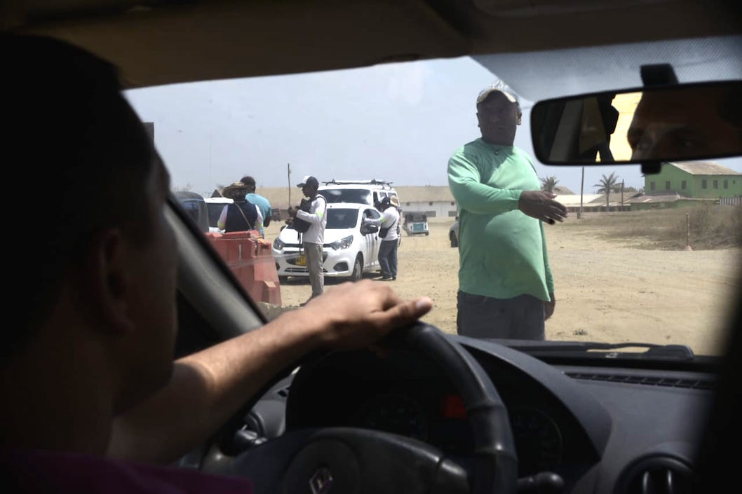 "Pagas o te das la vuelta", de un cobrador a un conductor.