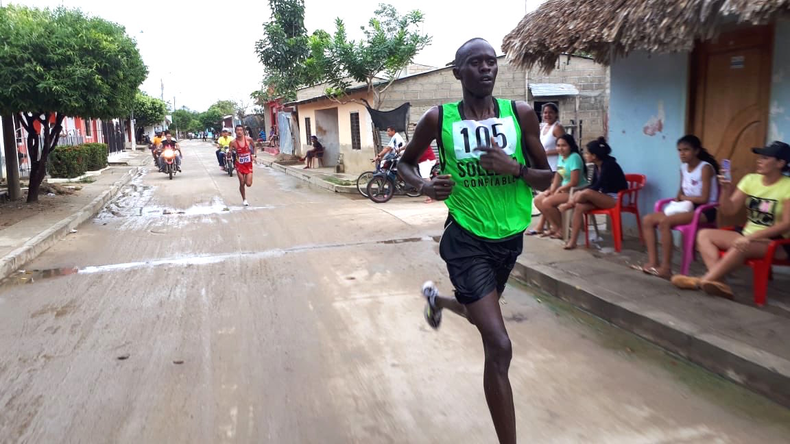 Cosmas Rotich, encabezando la carrera.