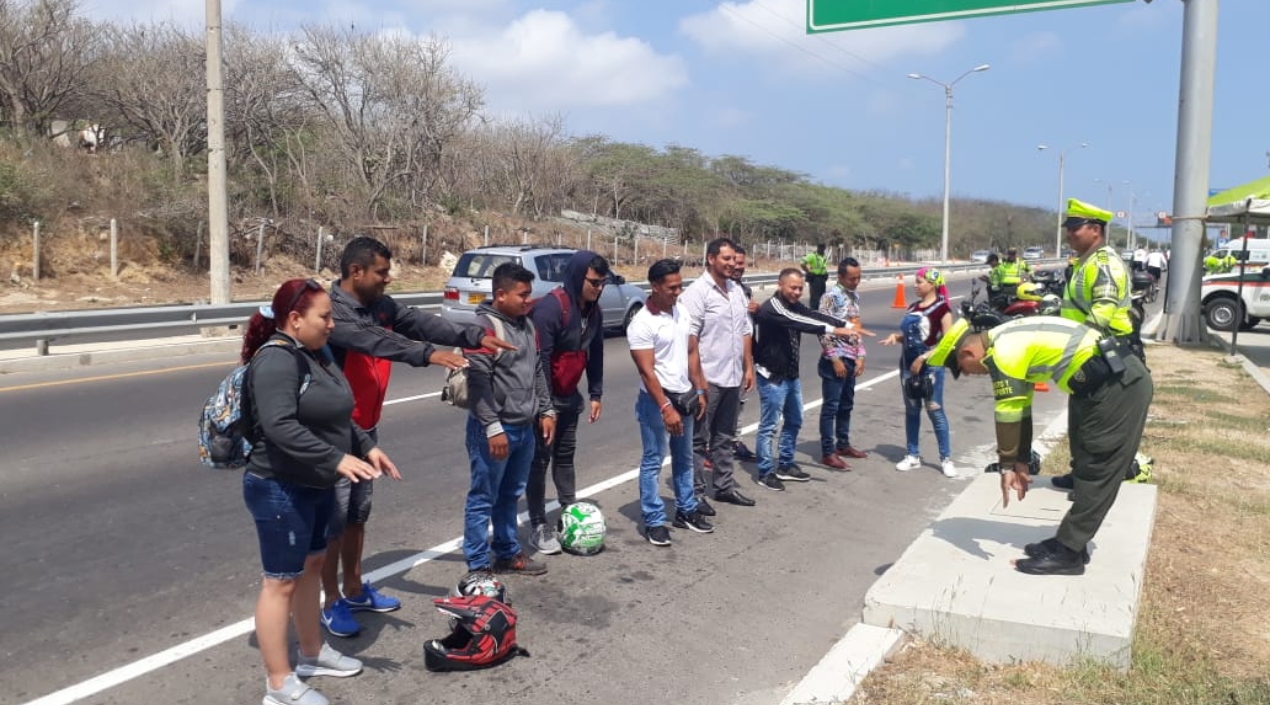 Policía Metropolitana. La Policía brindó un espacio de pausas activas para los conductores para que pudieran continuar su viaje de forma relajada por la Vía al Mar.