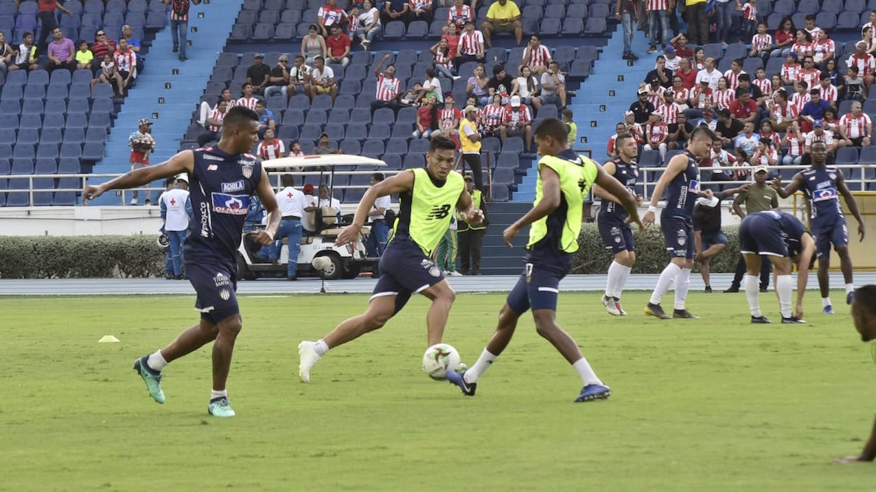 Jugadores del Junior en el calentamiento previo al partido.