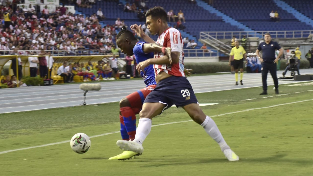 Teófilo Gutiérrez ante la marca de José Ortiz.