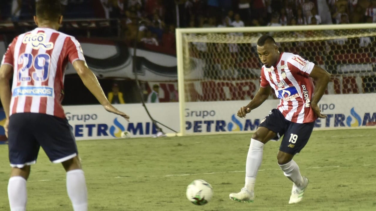 Willer Ditta ensayando un remate.