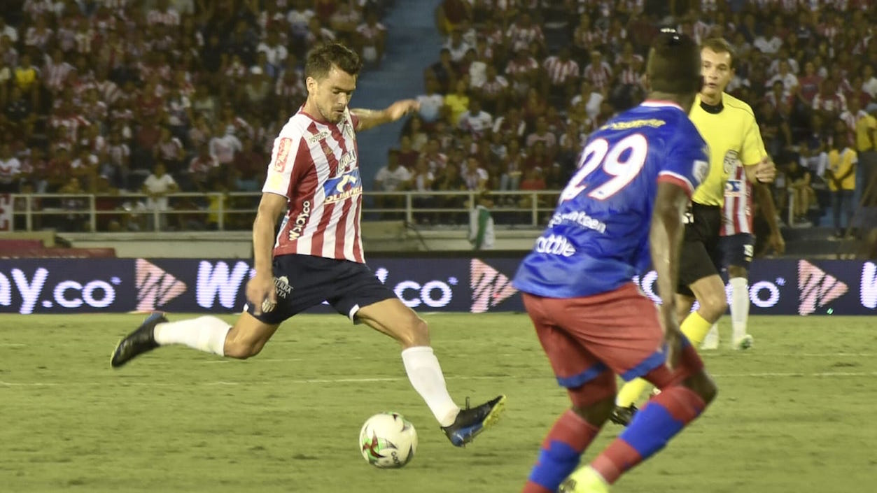 Sebastián Hernández rematando al arco de Neto Volpi.