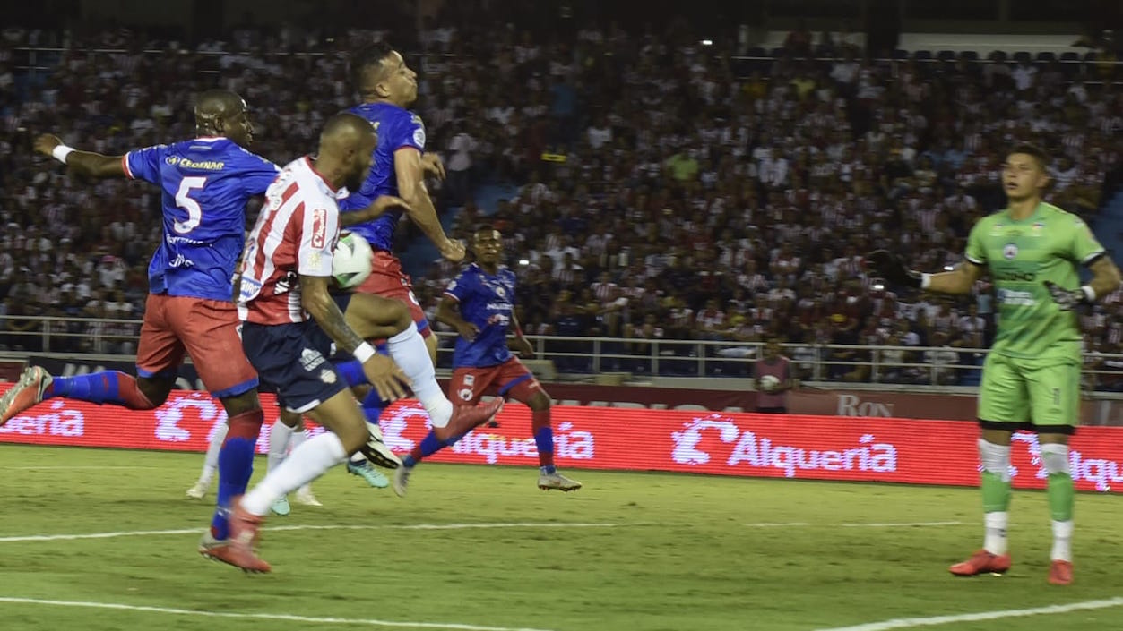 Freddy Hinestroza es neutralizado por la defensa del Pasto.