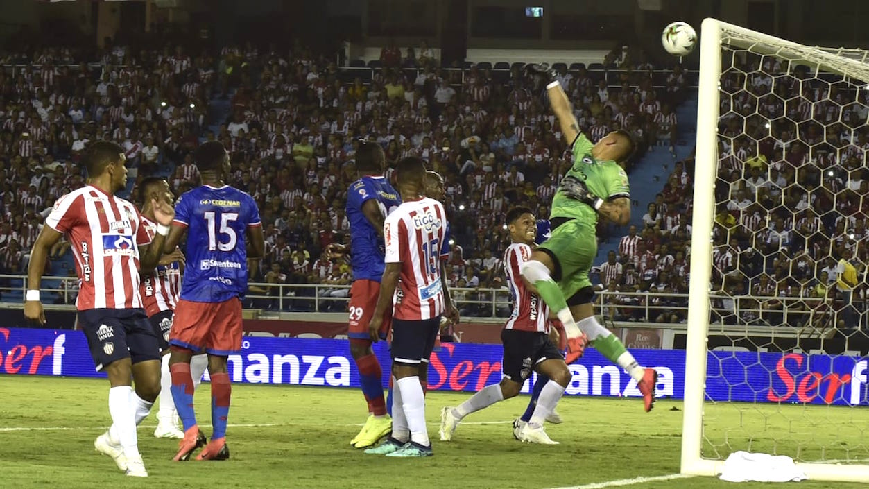 Espectacular atajada del arquero Neto Volpi al cobro de un tiro libre de Freddy Hinestroza.