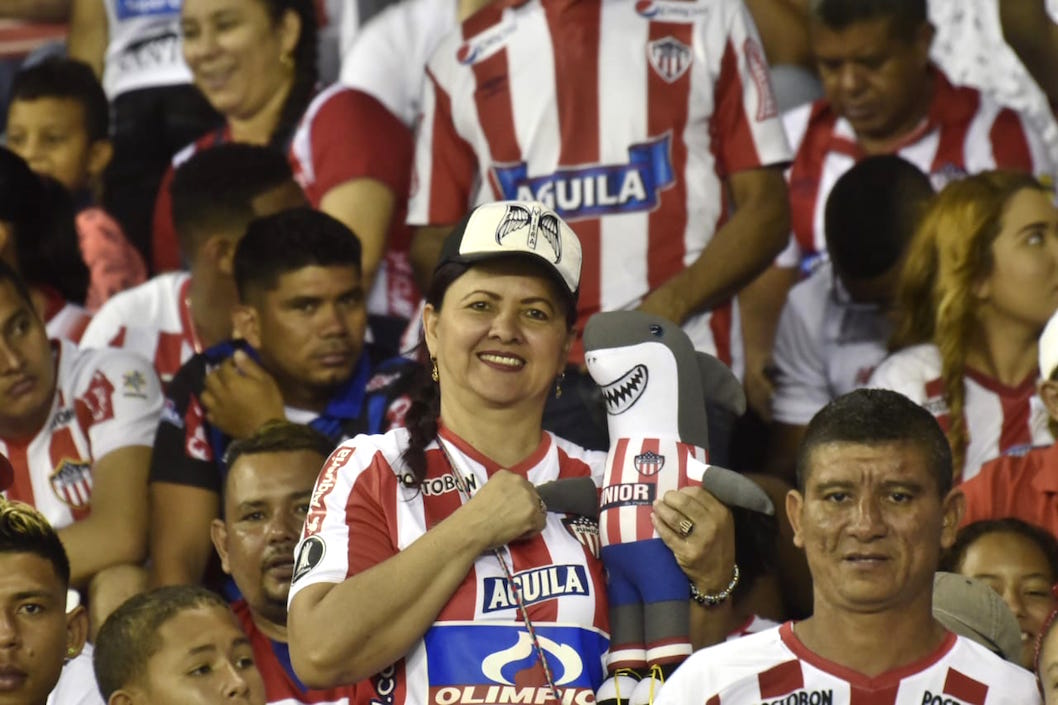 Una aficionada con la mascota tiburona.