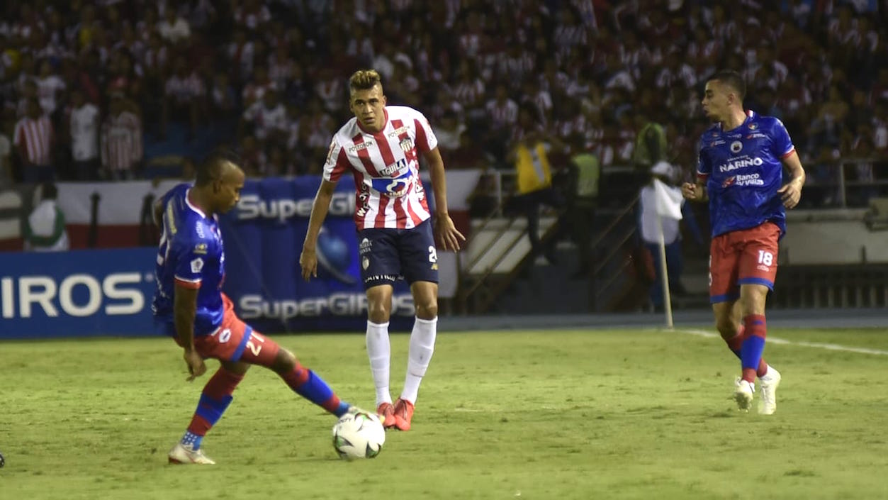 Víctor Cantillo atento a una llegada de Fabián Viáfara y Daniel Giraldo.