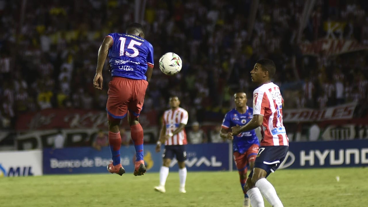 Andrey Estupiñán rematando de cabeza.