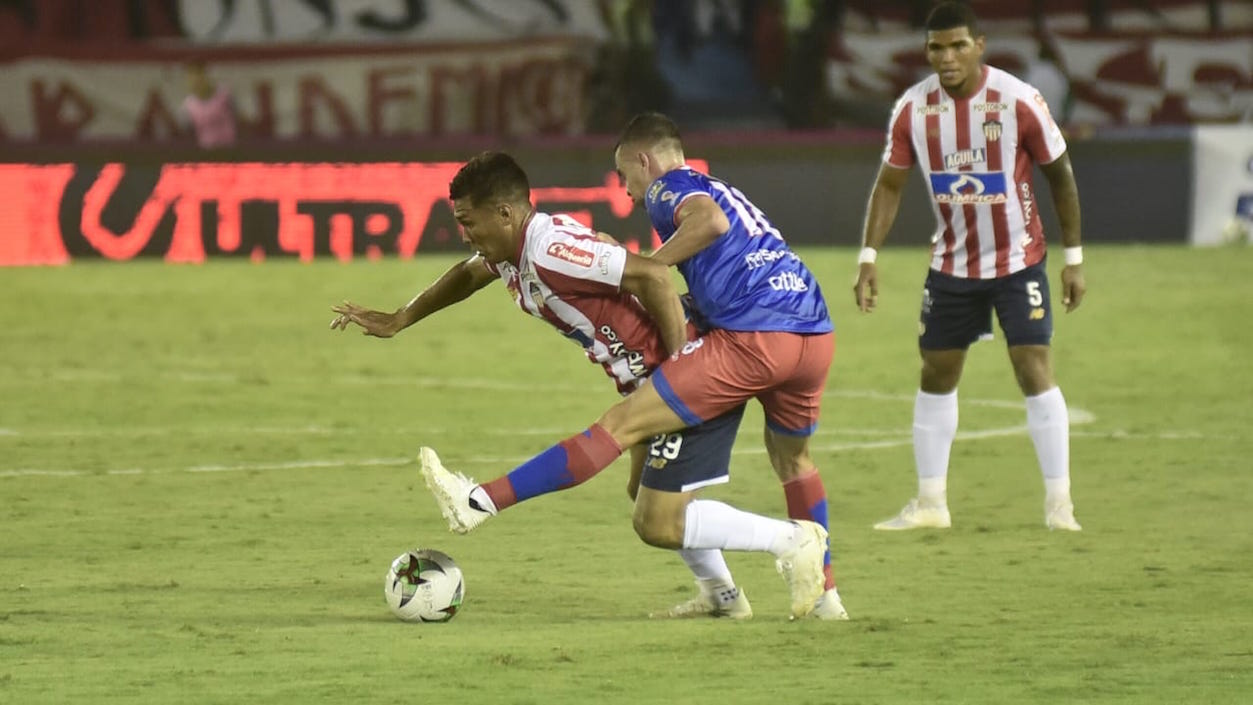 Teófilo Gutiérrez intentando eludir a un contrario.