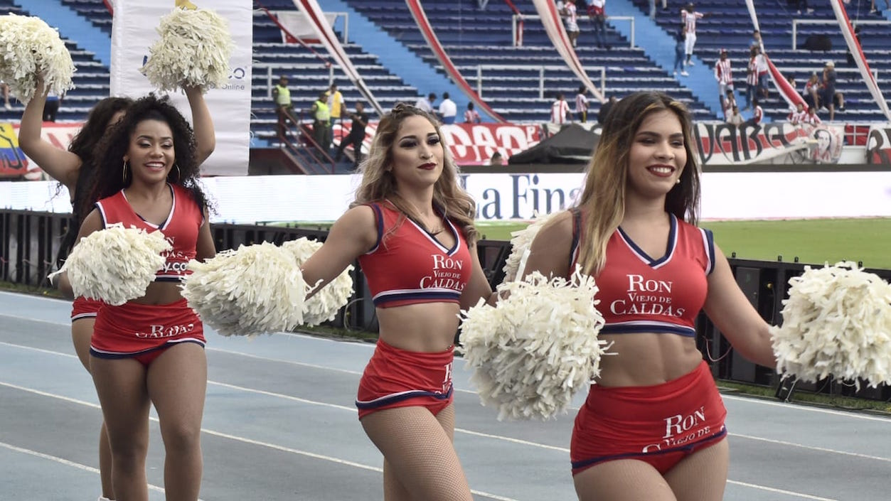 Las porristas del Junior animando al equipo.