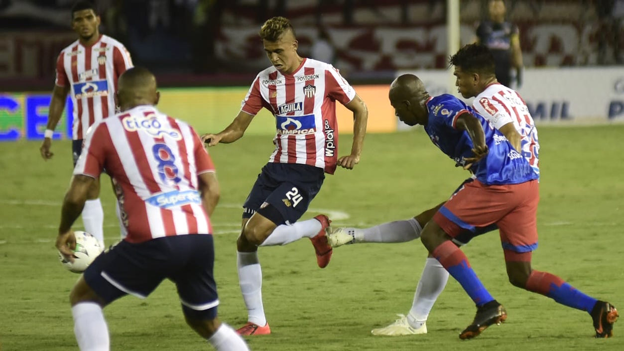 Víctor Cantillo, Teófilo Gutiérrez y Freddy Hinestroza creando volumen de ataque.