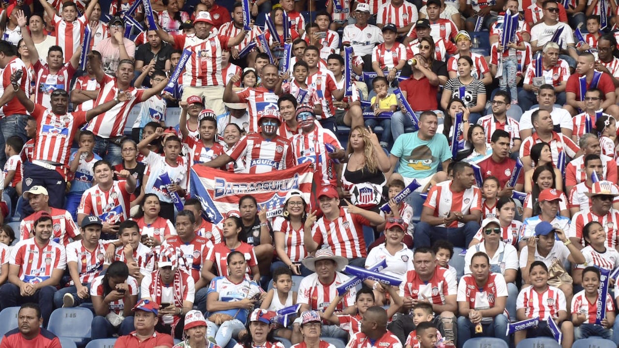 El público apoyando en las tribunas.