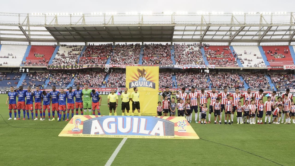 Los equipos durante los actos protocolarios.
