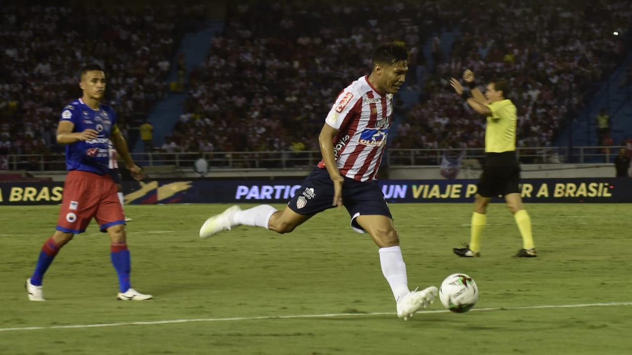 Teófilo Gutiérrez intenta ingresar al área visitante en jugada invalidada por el árbitro.
