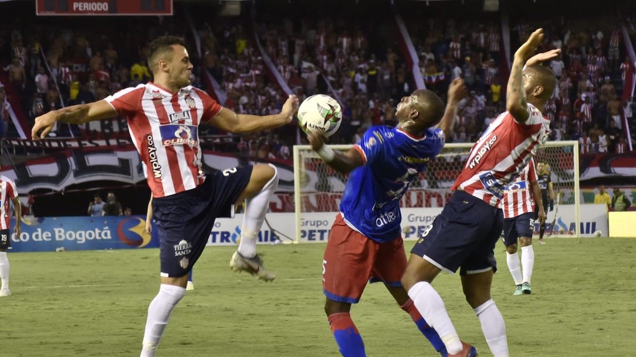 Marlon Piedrahita y Freddy Hinestroza despejando una llegada de Geisson Perea.