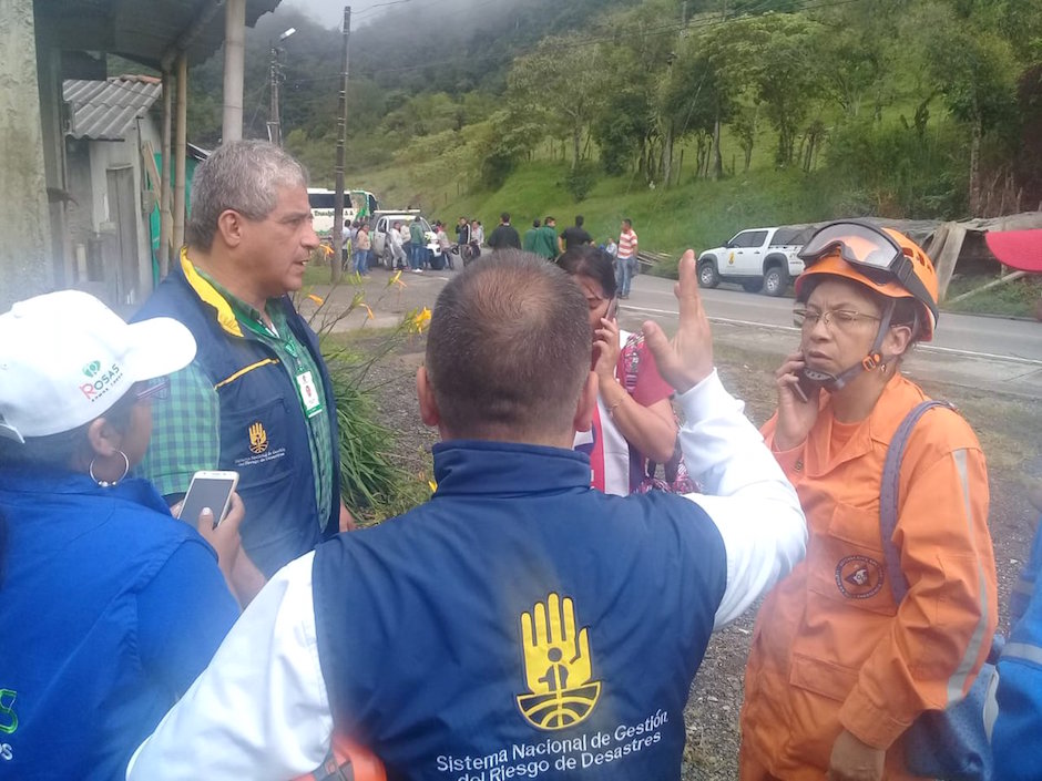 Representantes de los organismos de socorro coordinando las acciones.