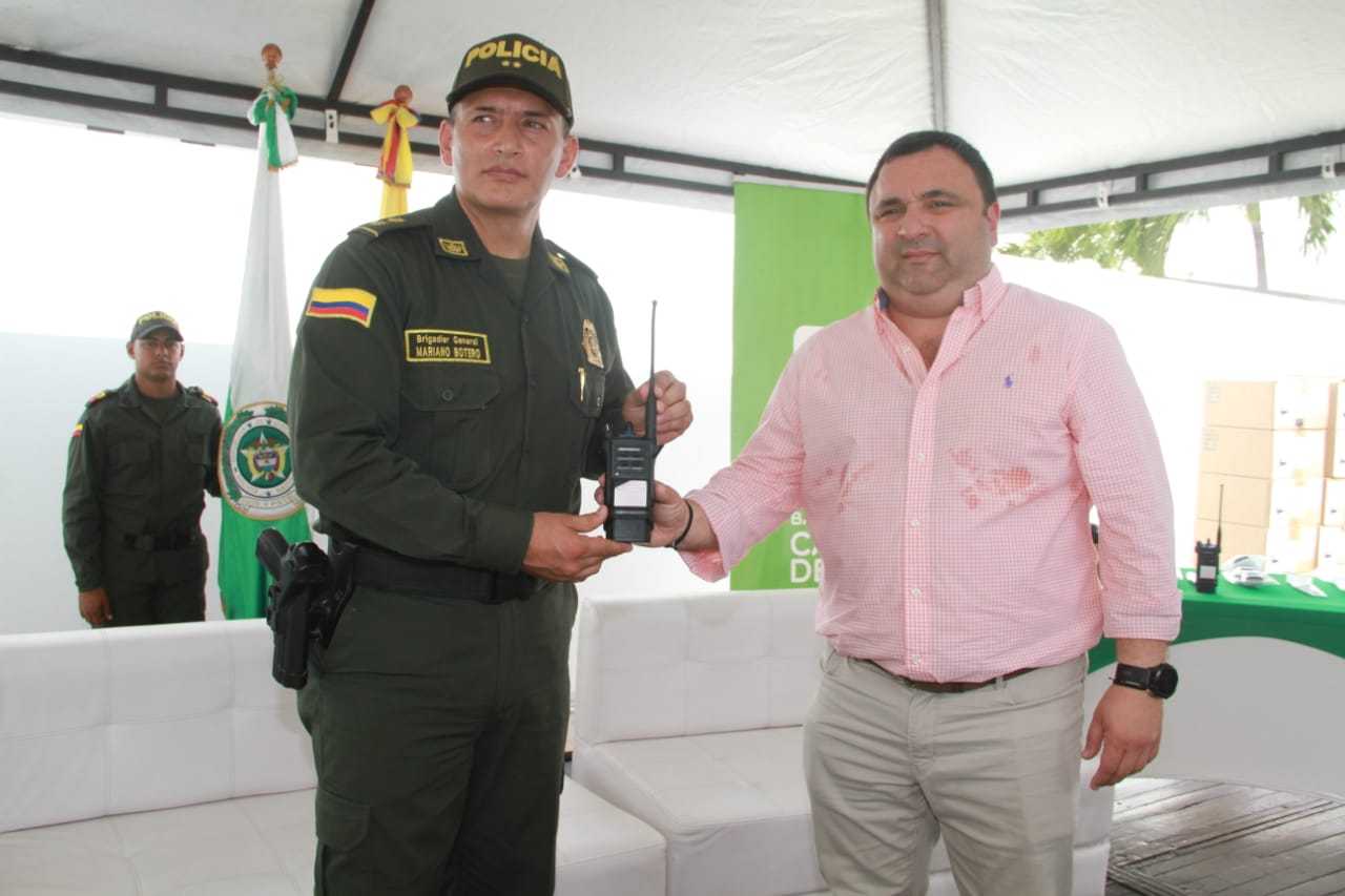 Jairo Cassiani El Comandante de la Policía de Barranquilla, brigadier general Mariano Botero, recibe el radio del director de la Oficina de Seguridad del Distrito, Yesid Turbay.