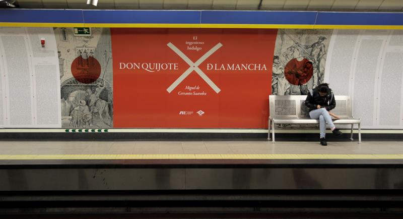  Una usuaria del Metro de Madrid junto a un vinilo que ha convertido a la línea tres en un libro abierto, que reproduce el texto completo de "El ingenioso hidalgo Don Quijote de la Mancha", la novela más universal de Miguel de Cervantes, en la víspera de la celebración del Día del Libro, para su elaboración se han empleado 2.200 millones de matrices que cubren un total de 378 metros cuadrados.