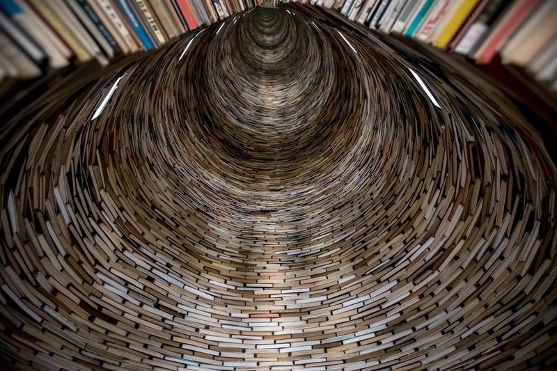 Vista de la escultura titulada "Idioma" del artista eslovaco Matej Kren, una columna hecha de 8.000 libros, expuesta en la entrada de la Biblioteca Central de Praga (República Checa) durante la celebración del Día del Libro.