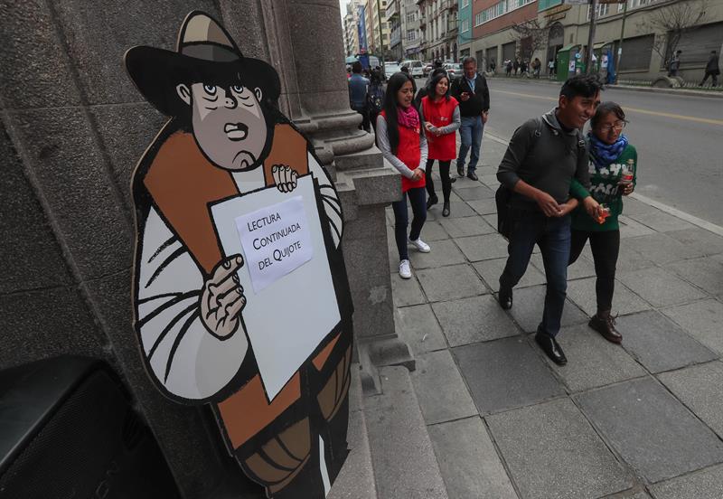 - El español en distintos acentos resuena en la tradicional lectura continuada de "Don Quijote de la Mancha" organizada este martes en la ciudad boliviana de La Paz con motivo del Día Internacional del Libro.