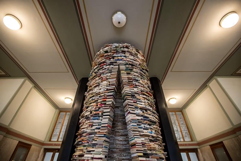 Vista de la escultura titulada "Idioma" del artista eslovaco Matej Kren.