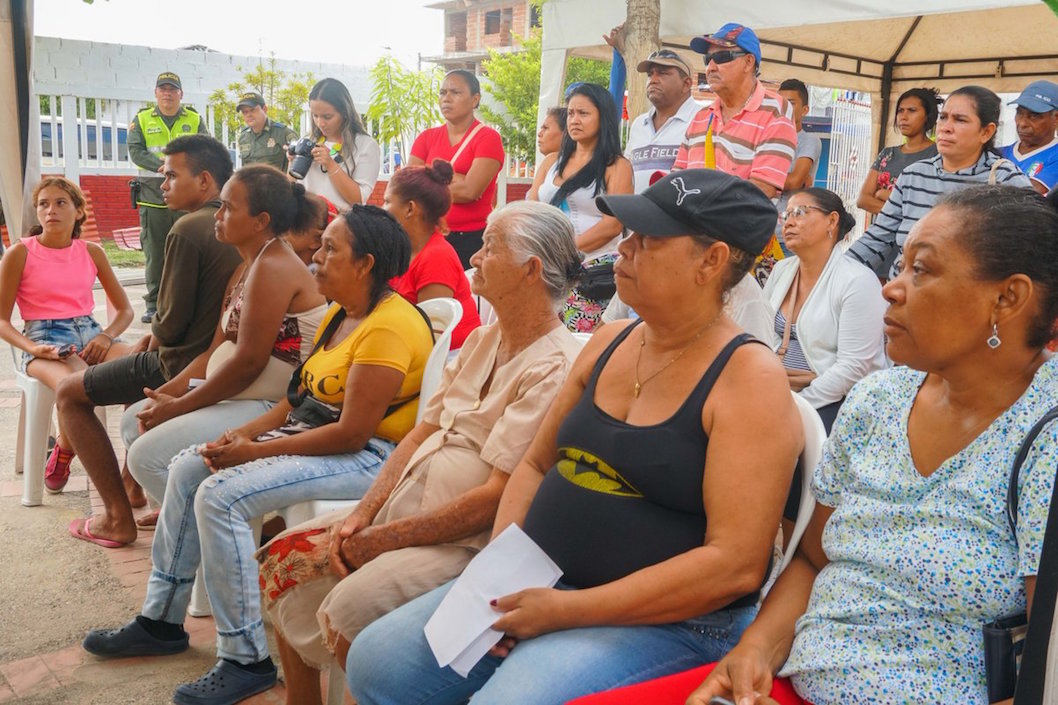 Afectados durante la entrega de ayudas.