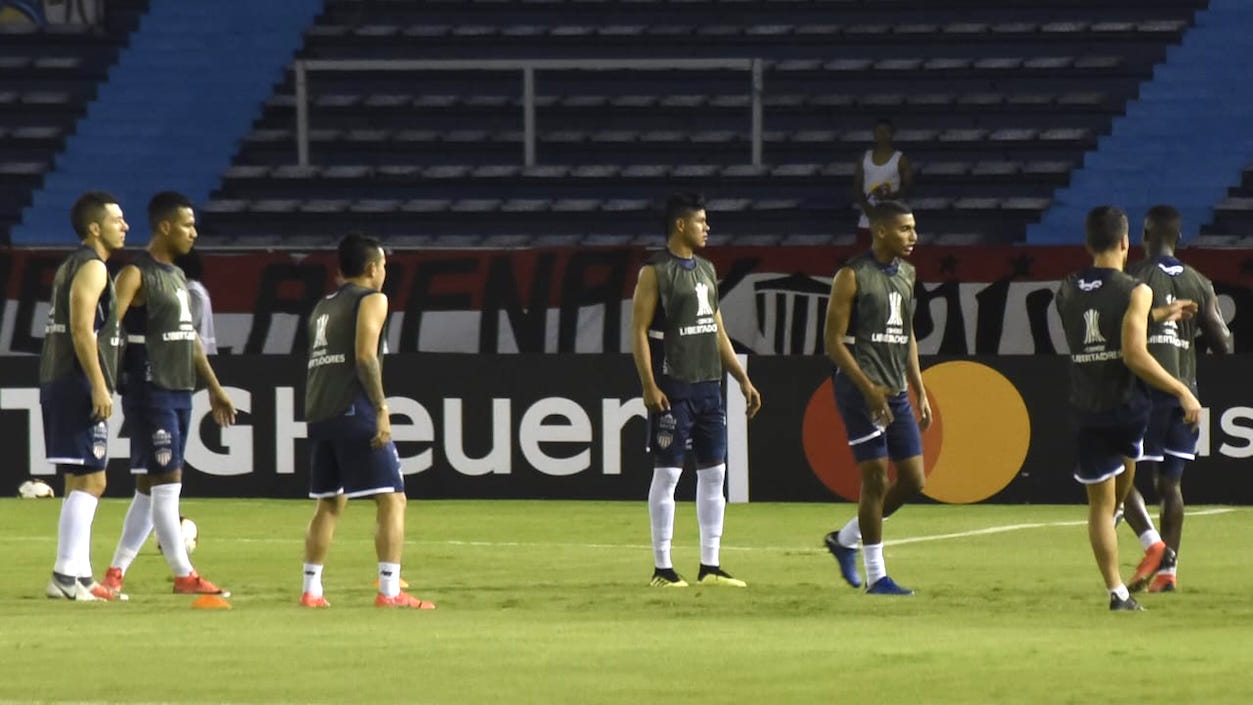 Jugadores del Junior en el calentamiento previo al partido.