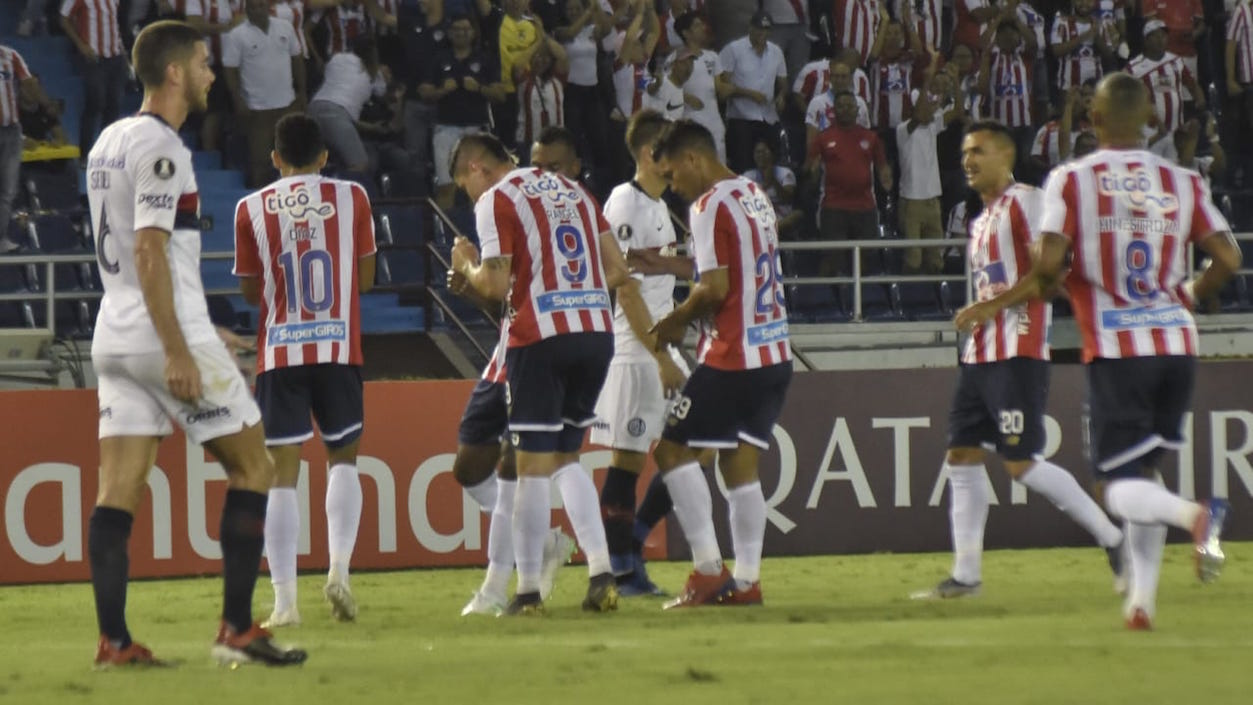 Jugadores de Junior festejando con Michael Rangel.