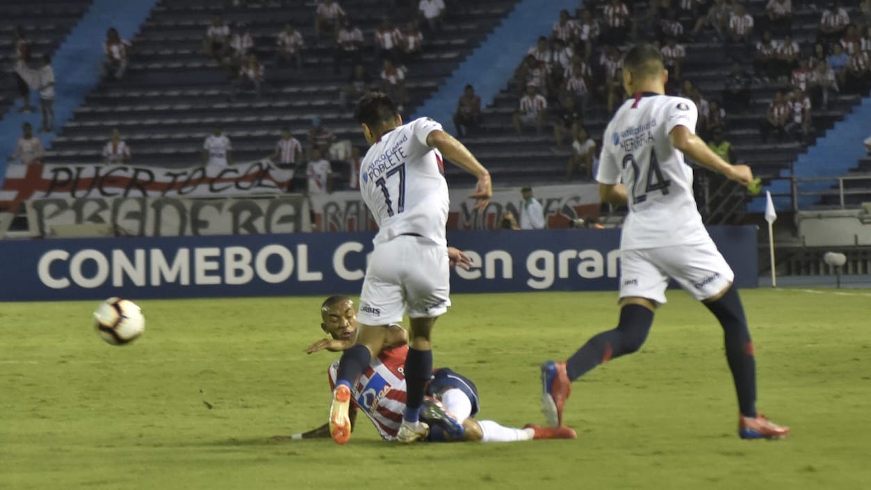 Gerónimo Poblete y Marcelo Herrera neutralizados en una acción ofensiva de los visitantes.